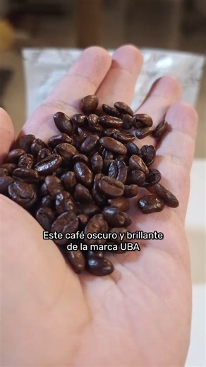¿Café quemado de la marca UBA?, de trata de Pink Moon, una variedad Bourbon Rosado con proceso de descafeinado, este proceso sacrifica "calidad visual" por calidad en sabor y aroma. Caso similar sucede con el café Amaretto de SOCA, un Blend que se aleja en barriles y adquiere un color oscuro aunque su interior, evidencia un tueste Medio. En casos muy puntuales puedes encontrar café con tono oscuro, pero en mi experiencia te diré que sucede en cafés con procesos experimentales, Culturings o Desca