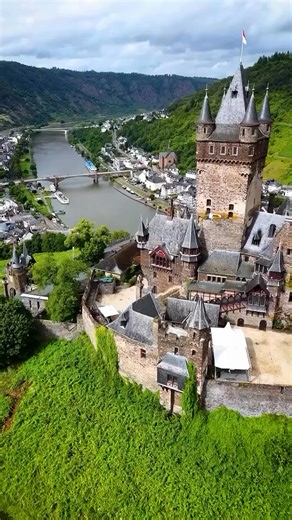 🛕Cochem Castle (Reichsburg Cochem). This is a medieval castle situated on a hilltop overlooking the town of Cochem, Germany. The castle was built around the year 1000 and was once used as a defensive fortress. 📸 @ken4photo | Beautiful Houses and Buildings