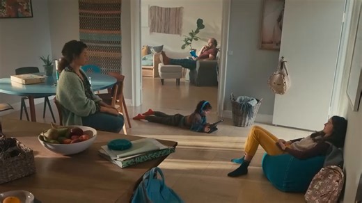 レゴジャパン公式 on Instagram: "いっしょに組み立てれば、楽しさ倍増 ✨ 📱 LEGO Builderアプリの「いっしょに組み立てよう」機能なら説明書をみんなでシェアして、パーツを分担しながらひとつの作品を同時に組み立てられる 年末年始の家族時間や誕生日パーティなど お気に入りのセットを見つけて みんなで「いっしょに組み立てよう」 レゴ公式無料アプリ LEGO Builder のダウンロードは プロフィール @legojapan_official から #LEGO #レゴ #レゴビルダーアプリ #LEGOBuilder #家族レゴ #冬休みの過ごし方 #おうち時間"