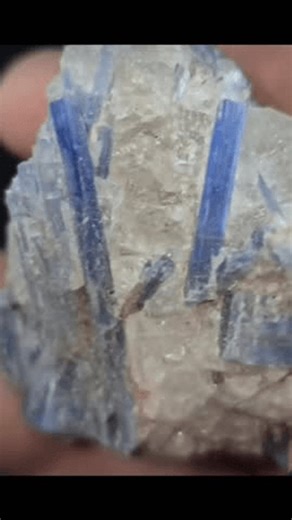 clip-4010989361-kyanite-stone--gemology-gemologist-mineral