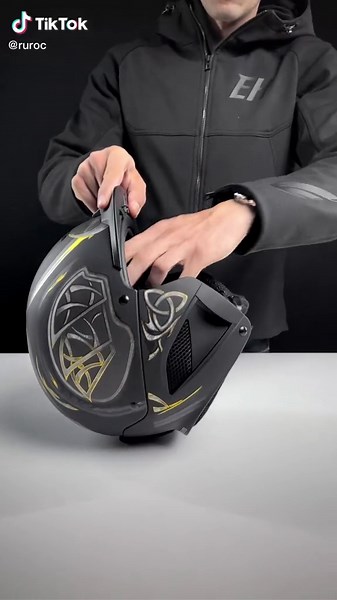 Building Up an RG1-DX Helmet: From Shipping to the Slopes