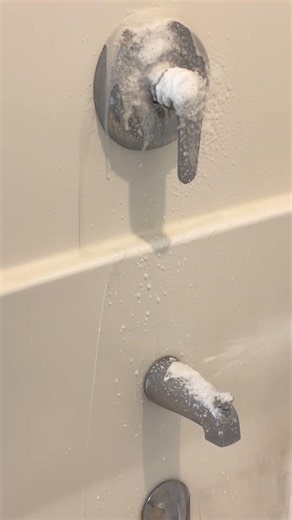 How to clean a bathtub with heavy soap scum #cleantok #bathroomdeepclean #cleaningshorts