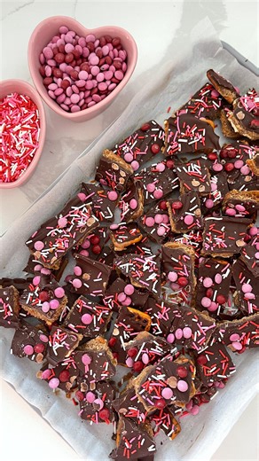 m&m pretezel toffee bark 😍✨ aka christmas crack, but for Valentine’s Day! the most addicting treat that’s SO easy to make and the perfect gift to give your valentines 🥰 the toffee paired with the chocolate and pretzels is heavenly! a little sweet, a little salty — it’s unreal and actually impossible to stop eating 🔥 bake a batch and thank me later, friends! 💕 📌 get the full recipe on my blog (itsbrunchoklock.com), link in bio! or, comment “m&m pretzel toffee” and I’ll DM you the link! ❤️ ht