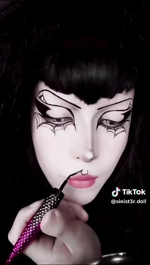 𝔊𝔬𝔱𝔥𝔦𝔠 𝔐𝔞𝔨𝔢𝔲𝔭 ˚｡⋆ 𝔓𝔞𝔯𝔱𝔢 11 🕷️ #gothic #makeuptutorial #gothmakeuptutorial #gothmakeup #goth #Makeup #tutorial #tradgothmakeup #tradgoth #gothgirl #80sgoth #transition #gothhair #altmakeup #maquillajegotico #halloweenmakeup