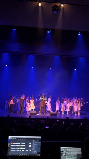 Some songs feel like a quiet hand on your shoulder. “Amen” by @𝐀𝐍𝐃𝐑𝐔 𝐃𝐎𝐍𝐀𝐋𝐃𝐒 — the golden voice of Enigma — is full of hope, strength, and emotion. His warm voice with the children’s choir makes it feel almost healing. “I’m not afraid… it’s time to turn the page.” 🎶✨ #soundafterdark #andrudonalds #amen #enigma #hope