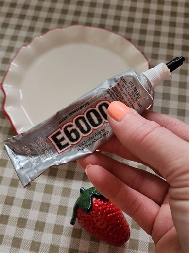 I attach polymer clay food using E6000 and a small amount of hot glue. I wait atleast 24 hours before hanging. If it's something a bit heavier I wait longer. #platewallfood #polymerclay #platewall