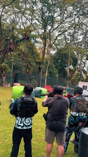 The infamous firing line. Get your blasters at www.bluebird-gelblasters.com 🔫 Message us on WhatsApp at 65 9799 5439 for more info! P.S. no full black blasters were used, may be video/lighting issue, our grey blasters sometimes appear quite dark in videos. We play at private venues. #speedqb #gelballs #gelblasters #gelblaster #sqb