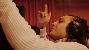 "Scappato di casa" così voglio intitolare questa 16 che ho rilasciato x i boyz di SkyBullz Factory. Godetevi la strofa, la cantiamo ai live. prd. Sick Budd || regia Giammarco Boscariol 25 Marzo - Brescia ↬ http://bit.ly/GiaimeBrescia 1 Aprile - Trezzo sull'adda ↬ http://bit.ly/GiaimeTrezzosulladda 9 Aprile - Lugano ↬ http://bit.ly/GiaimeLugano | Giaime