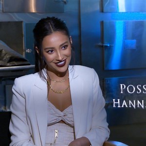 Alors qu'elle est à l'affiche d'un film d'horreur, on a demandé à Shay Mitchell ce qui pouvait bien l'effrayer... 😱🤡 On la retrouve dans L'EXORCISME DE HANNAH GRACE, actuellement au cinéma. | AlloCiné