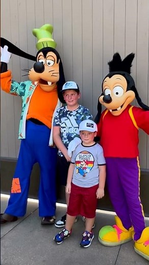 Meeting Goofy Max & Sorcerer Mickey Mouse in Hollywood Studios at Disney World