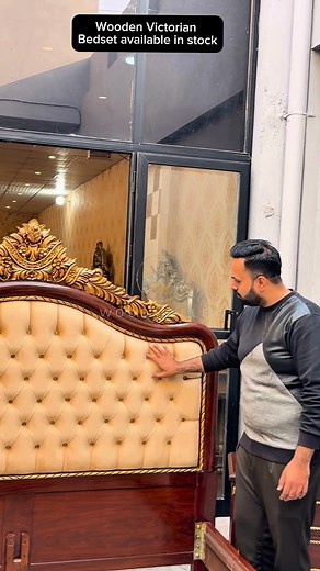 🚨🚨Warning: Is Bed Ko Dekh Kar Aapka Old Furniture Fade Ho Jayega 😍😅 Fall in love with the stunning Wooden Victorian Bed Set — solid wood, bold walnut finish & premium curves. ! Custom sizes & finishes also available! 📌 Delivery Charges Not Included ⏳ Delivery: 15–20 Days 💬 DM for booking & details #WoodValley #VictorianBed #BedroomDecor #WoodenFurniture #ChiniotFurniture #BedSetPakistan #FurniturePakistan #SolidWoodFurniture #HomeDecorIdeas #LuxuryBedroom #KingSizeBed #CustomFurniture #Wal