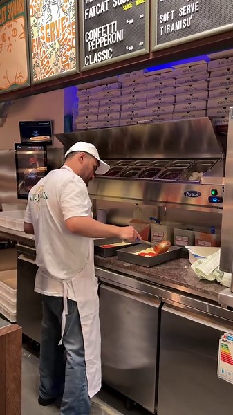 Calling all New York-style pizza addicts. Alley Cats has opened its latest location on Portobello Road and it has a dedicated slice hatch. Try the vodka sauce or pepperoni slice or discover Alley Cats’ brand new dishes including Philly cheesesteak subs and fat cat squares. @alleycatspizzaldn #hospitality #london #newrestaurant #nottinghill #pizza #newopening #newyorkpizza