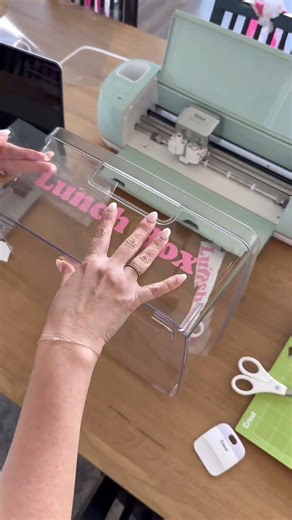 Time to get the mudroom lockers organized! So I took out my @Cricut and got to work!