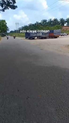 Laka Lantas Fuso tronton pengangkut brondolan sawit