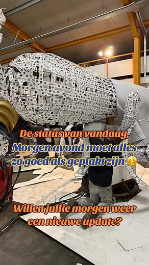 Man man man wat een werk nog! Momenteel heeft iedereen een nieuw huis, de bouwschuur. Met man (vrouw) en macht zijn we aan knallen in de schuur. Schuimen, plakken, constructie, bewegingen en dat alles tot in de late uurtjes 😴 Achja gelukkig voelen wij ons zo thuis als in de bouwschuur! 🥳 Wil jij helpen? Dat kan op verschillende manieren: 📌 Doneer een geldbedrag door de QR-code te scannen met de camera van je telefoon. 📌 In plaats van de QR code kan je ook gebruik maken van een betaallink: ht