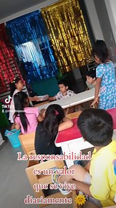 Estamos cultivando  valores, nuestros niños tienen entre 3, 4 y 5 años y se ayudan entre sí, en la convivencia se aprende a esperar turnos, a escuchar, a ser tolerantes y sobre todo a respetarse. Viviendo un verano  súper feliz e Inclusivo #missjessie #mundodivertidodecañete  982 114 962 | La Casa de Miss Jessie Educación Temprana y Guardería | Facebook