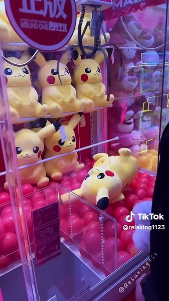 Claw Machine Fun: ASMR Satisfaction and Humor