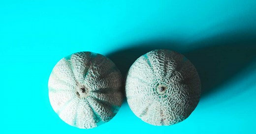 Douleur au sein et sensation de brûlure : pourquoi j'ai mal dans la poitrine et quand s'inquiéter ?