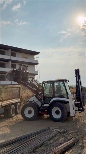 Loading truck with backhoe loader #work #bachoeloader #jcb