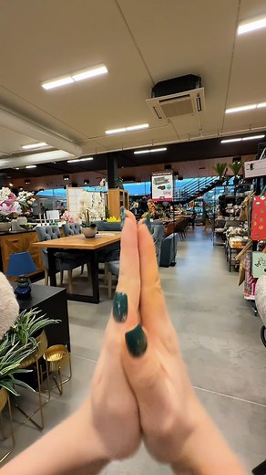 Katram interjera elementam ir sava loma – viens piešķir ērtību, cits akcentē stilu, vēl cits rada noskaņu. 🔍 Skaties uzmanīgi – varbūt tieši šodien ieraudzīsi to vienu lietu, kas pietrūkst Tavā telpā! 🛒 Iedvesmojies un apskati visu piedāvājumu: www.home4you.lv #viesistaba #dzīvoklim #Interjers #mēbelesrīgā #mājai #mēbeles | Home4you Latvija