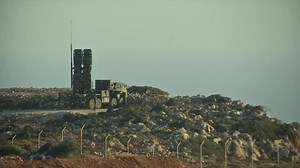 Das Flugabwehrraketensystem Patriot sorgt für maximale Sicherheit gegen Angriffe aus der Luft – ob Flugzeuge, Marschflugkörper oder Mittelstreckenraketen. Es ist seit 1989 bei der Bundeswehr im Einsatz und gehört, dank zahlreicher Weiterentwicklungen, auch heute noch zu den modernsten Flugabwehrsystemen weltweit. Es kann automatisch zwischen Freund und Feind unterscheiden, bis zu 50 Ziele gleichzeitig überwachen und bis zu fünf von ihnen gleichzeitig bekämpfen. In vier Fragen und vier Antworten 