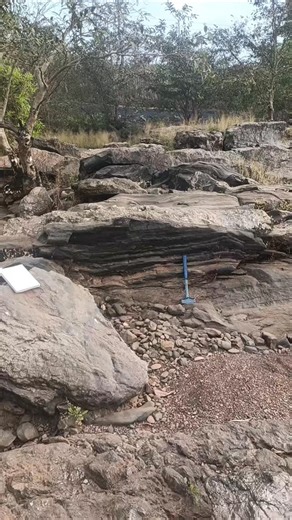 GEOLOGY HUB on Instagram: "A sill is a concordant igneous intrusion, meaning it forms a sheet that intrudes parallel to the existing layers (bedding planes) of the host rock, rather than cutting across them like a discordant dyke. Magma squeezes between rock layers, creating a tabular body that follows the rock's structure. #geology #igneous #petrology #geologyfield #geologytrip"