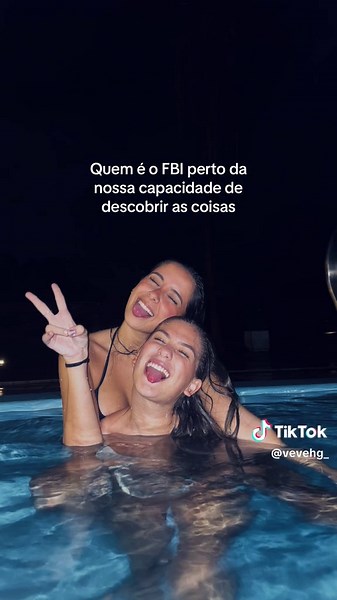 Amigas na Piscina: Noite de Diversão e Confidências