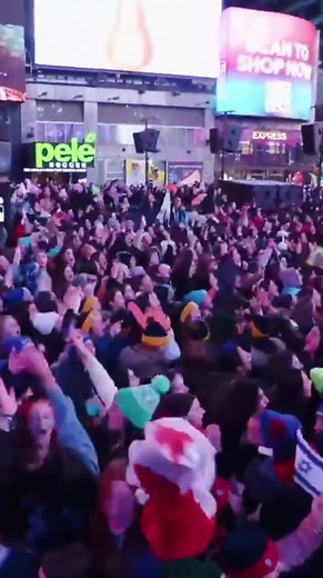 Gad Elbaz singing Hashem Melech last night in Times Square for the CTeen event . . . . . . . . . . . #concert #dancing #jews #crowd #people #singing #newyorkcity #nyc #timessquare