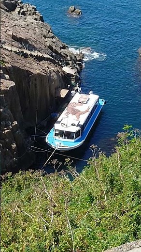 東尋坊 福井県坂井市三国町にある断崖絶壁の自然景勝地で、約1kmにわたる大規模な「柱状節理」が特徴です。これは「世界三大奇勝」や「世界三大絶勝」の一つで特別な地質現象で、国の名勝および天然記念物