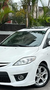 El Mazda 5 2009, una minivan que desafió las convenciones, se presentó como un oasis de versatilidad y confort familiar. Sus puertas correderas, una característica distintiva, facilitaban el acceso a un interior ingeniosamente diseñado, donde la flexibilidad de sus asientos permitía adaptarse a las necesidades de cada viaje. | Intercars Importadora, Auto ventas