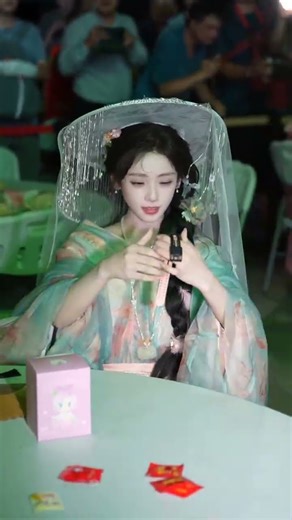 Beautiful Chinese girl -每个人都有自己的路要走,没有谁可以要求别人必须一成不变#我不叫龙虾 Juli An #reels #beautiful #國風正當紅#shorts