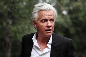 Guy : Alex Lutz chante-t-il vraiment dans le film ? - CinéSérie