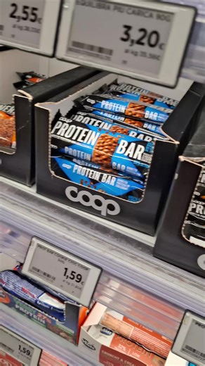 Ho provato tutte le barrette proteiche ed energetiche della coop 🍫🛒 • • In questo nuovo format andrò a provare prodotti proteici qua e la e li valuteremo insieme per bontà prezzo e valori nutrizionali • • Su youtube è appena uscito il video completo quindi che stai aspettando corri a vederlo 😉📹 #foodtok #fitness #fit #foryou #fyp