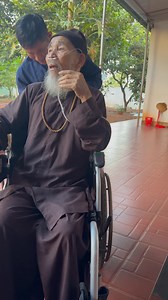 Xe lăn của ytb dai viet gui tặng cho ông nội | Út Thìn