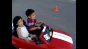 オモチャの車でドリフトを披露する幼児