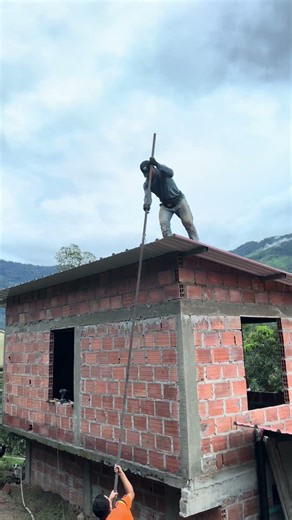 Como bajarse de un techo con estilo #rubenmattosoficial #videoshort #construction #obra