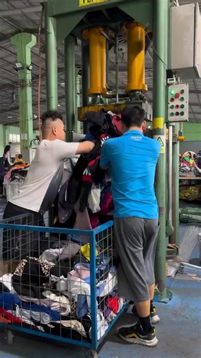 ‎مصنع بكرات||Factory reels‎ on Instagram: "Pack Flat: Garment Compression for Shipping Compressing textiles before transport is a key logistic operation that minimizes volume, reduces shipping costs, and protects goods. Core Goal & Effect: The process removes up to 70-80% of the air from packaged garments (jackets, down coats, knitwear), drastically reducing their cubic volume. This allows for significantly more efficient use of space in shipping containers and trucks. Standard Industrial Method