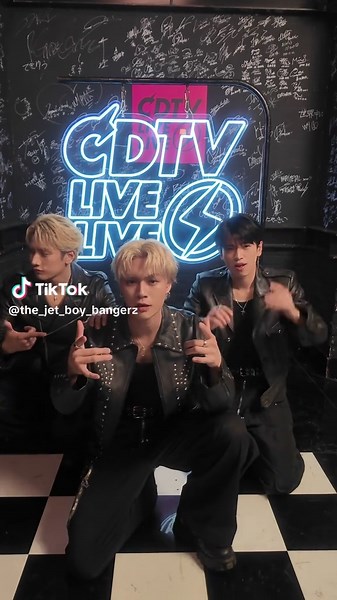 #CDTVライブライブ パネルと一緒に⚡️ 🎤TJBB Vocal 🖤AERON 🖤YUHI 🖤KOTA 【HEAD UP introduced by Zeebra】 🎬Music Video https://youtu.be/RFL5ebtmUwQ 🎧HEAD UPを聴く https://lnk.to/_HEADUP #HEADUP_challenge #TJBB #HEADUP THE JET BOY BANGERZ