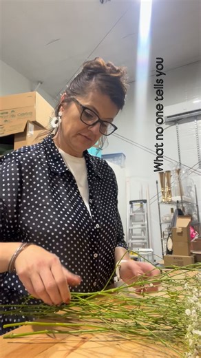 What No One Tells You: The Work Before the Magic Before a single bloom ever touches the “final destination “, there’s a whole process that happens behind the scenes. Every flower needs ✅to be unpacked, ✅trimmed, ✅hydrated ✅and cared for. Average is 3-5 days before it’s ready to be arranged. This is called conditioning: and it’s what makes your wedding flowers last, open beautifully, and photograph like a dream. On the end, you want a perfect flower, not a bud. Buckets get cleaned, stems get recu