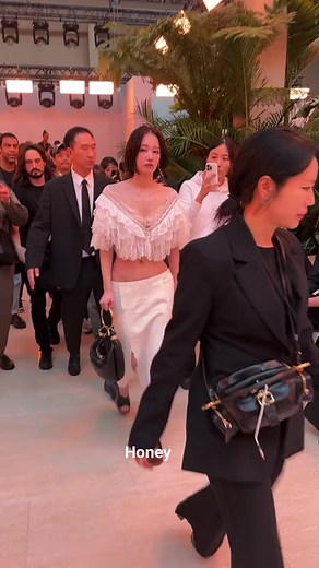 1.4M views · 10K reactions | Body goals banget.. Penampilan Jeon Jong Seo di Chloé Spring-Summer Show di Paris Fashion Week mencuri perhatian.. #JeonJongseo | Rashiqa Eomma | Facebook