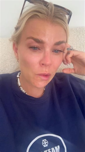 Kære alle ❤️ Jeg har besluttet, at min app lukker. Det er ikke en nem beslutning – for jeg har lagt meget tid, energi og håb i den. Men jeg kan mærke, at det ikke længere er det rette sted for mig. Nogle gange må man have modet til at slippe noget, man troede skulle være stort, for at kunne skabe plads til det, der virkelig føles rigtigt. Og det er præcis der, jeg står nu 🌻 👉 Alle betalinger og aftaler bliver selvfølgelig håndteret ordentligt og afsluttet korrekt. Selvom det føles sårbart at l