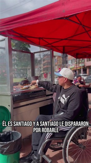 Santiago vende arepas, hamburguesas y picadas en Bogotá