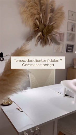 MAUD DOUBLET - FORMATRICE & PROTHÉSISTE ONGULAIRE on Instagram: "La fidélité, c’est le reflet de ton investissement 🤍 Et toi, qu’est-ce que tu proposes à ta clientèle en matière de fidélisation ? On pense souvent à la carte de fidélité… mais aujourd’hui, les clientes veulent surtout se sentir reconnues et recevoir une attention personnelle qui fait vraiment la différence ✨ • Ton petit cocon doit te ressembler : rappelle-toi que si tu t’y sens bien, elles s’y sentiront bien aussi. • Une boisson 