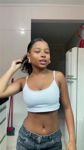 Os vídeos de ana carol ⚢ (@ea_anacarol) com som original - Surfista01