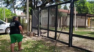 78K views · 341 reactions | Cerramiento Perimeteal . Hierro y Metal Desplegado . 15 metros de largo x 2.20 metros altura . 2 portones Corredizos : 3.00 metros de Largo x 2.20 altura . Puerta Peatonal dentro . Balneario : Parque del Plata . Gracias Fernando y Sra . | Lafranconi " Herreria " | Facebook