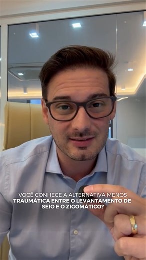 Dr. Claudio Moretti on Instagram: "Fala turma! Perda total dos dentes na maxila quase sempre vem acompanhada da pneumatização do seio maxilar, com expansão da cavidade em direção à crista óssea e também para a região anterior. Essa leitura anatômica muda completamente o planejamento. Os caminhos mais comuns são conhecidos: levantamento de seio maxilar ou implantes zigomáticos. Mas, quando existe um remanescente ósseo adequado na crista, surge uma alternativa intermediária. Nos implantes transsin