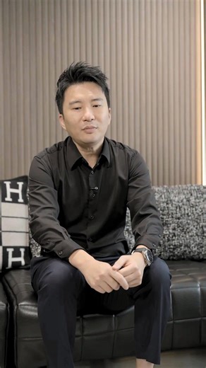 好多時喺開放式廚房煮完飯， 間屋陣味會話畀全世界聽「我今晚食咗煎魚🐟」， 又或者住落幾年天花板「黃過黃大仙🌝」 喺而家單位住咗2年嘅屋主潘生話你知， 令「油煙零容忍」嘅太太開心嘅兩大秘技： ✨ 巨大吸力抽油煙機： 喺油煙擴散前先發制人，比你嘅反應更快 ✨ 變色龍玻璃趟門： 平時收埋好似唔存在咁，一旦有油煙，一拉，即刻將戰場封鎖 屋主依家終於可以一邊炸嘢，一邊同客廳嘅朋友吹水，仲唔驚陣味留到聽朝。 🏠 你都想擁有一個keep 住白雪雪嘅天花，一個清新嘅廚房，同一個開心的老婆？ 點擊連結，我哋為你嘅煮食習慣「量身訂造」：https://infinityconcept.paperform.co/ ------------------------ Infinity Concept Design | 無限概念設計 生活需要講究，家居無法將就 電話 : 853 62808028 Wechat: 85362808028 Email: infinitydesign.macau@gmail.com website : https://infinityconcept.paperform.co/ | 