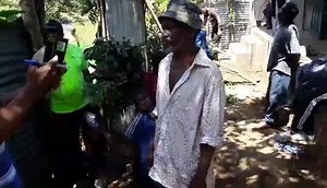 Quelle bêtise ! Je rêve ou quoi ..? Une équipe du directeur de l'onicor Miroidi joue avec la misère de Uzini Anjouan. Ce qui est choquant cette équipe est conduite par un ancien ministre. Rastami Mouhidine vous avez occupé une haute fonction au sommet de l'État. Vous ne devriez pas vous métamorphoser en petit photographe-cameraman d'un directeur de société d'État. M l'ancien ministre, respectez-vous ou bien respectez les fonctions que vous avez déjà occupé. Vous ne méritez pas ce job. MIROIDI n'