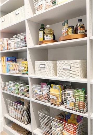lf an organized pantry is wrong, l don't wanna be right (but I do want another snack 🤭) #organizedbyfunctionandform #organized #nycorganizer #nyprofessionalorganizer #professionalorganizer #organization #smallbusiness #womenownedbusiness #homeorganization