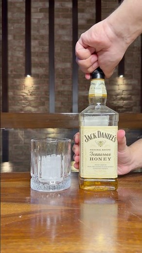 3-Ingredient Jack Daniel’s Honey Cocktail Recipe 🥃🍋#whisky #cocktail #bartender #ytshorts